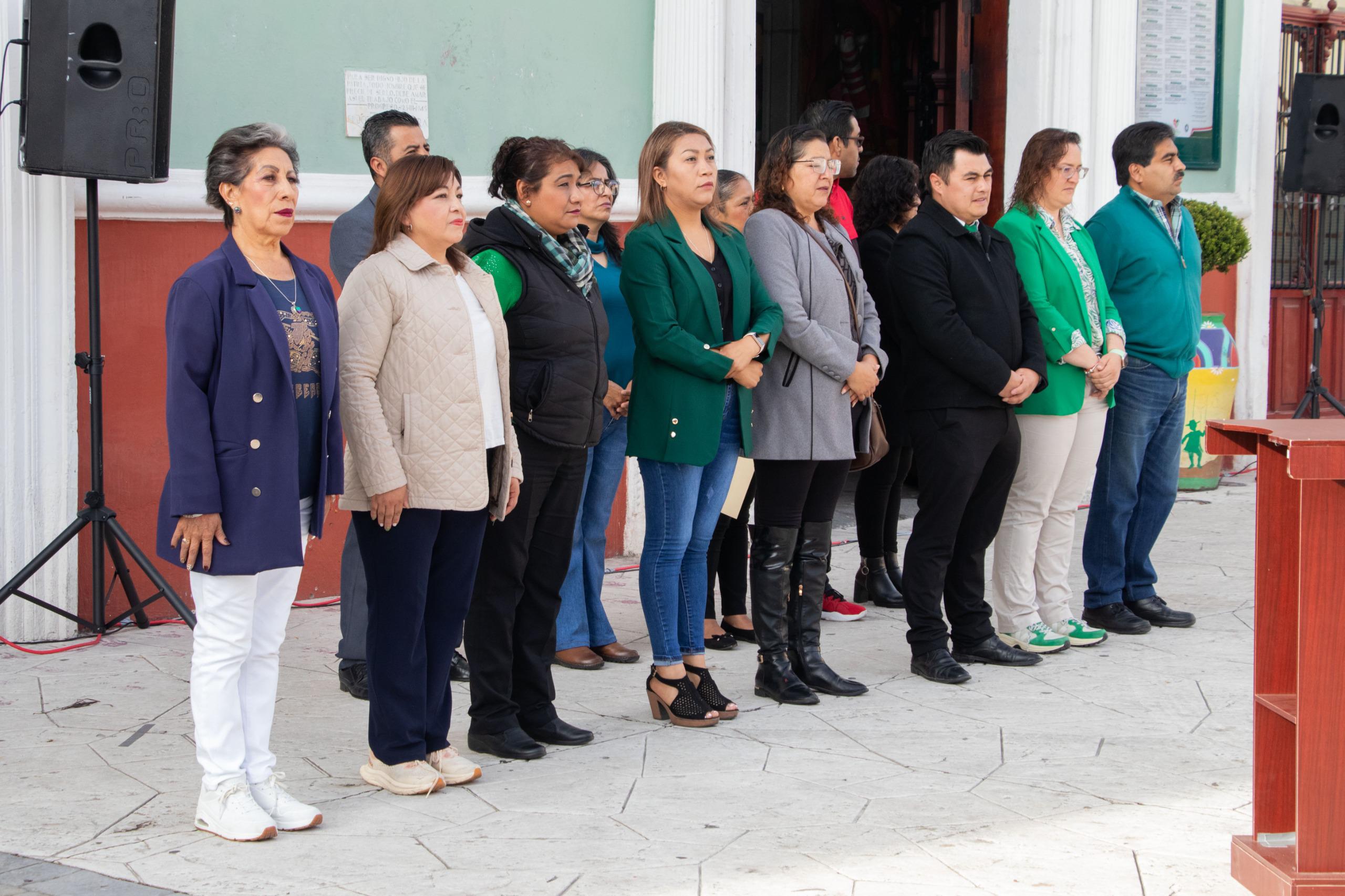 El Barrio de Santa Anita y la primaria Micaela Ortiz de Rosales rinden honores a los símbolos patrios en Huamantla